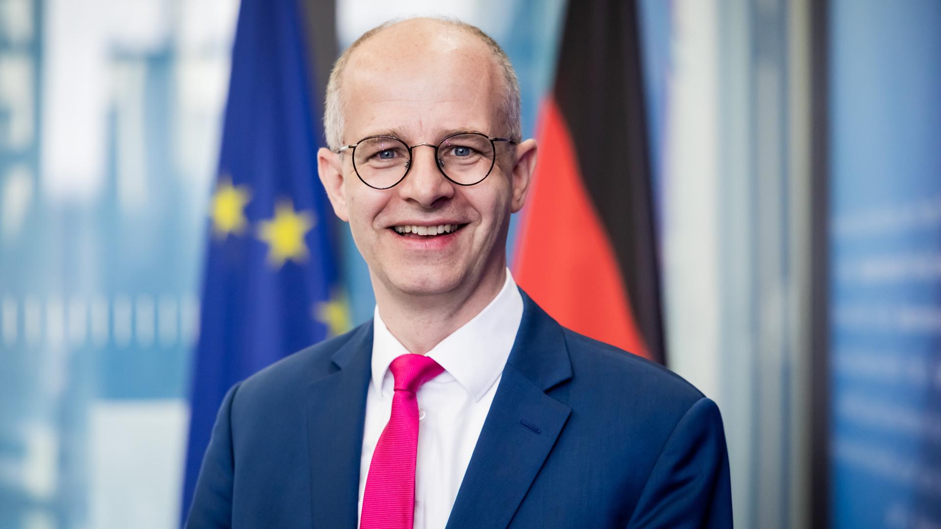 Berlin: Michael Brand (CDU), Parlamentarischer Staatssekretär im Bundesministerin für Bildung, Familie, Senioren, Frauen und Jugend, lächelt in die Kamera.