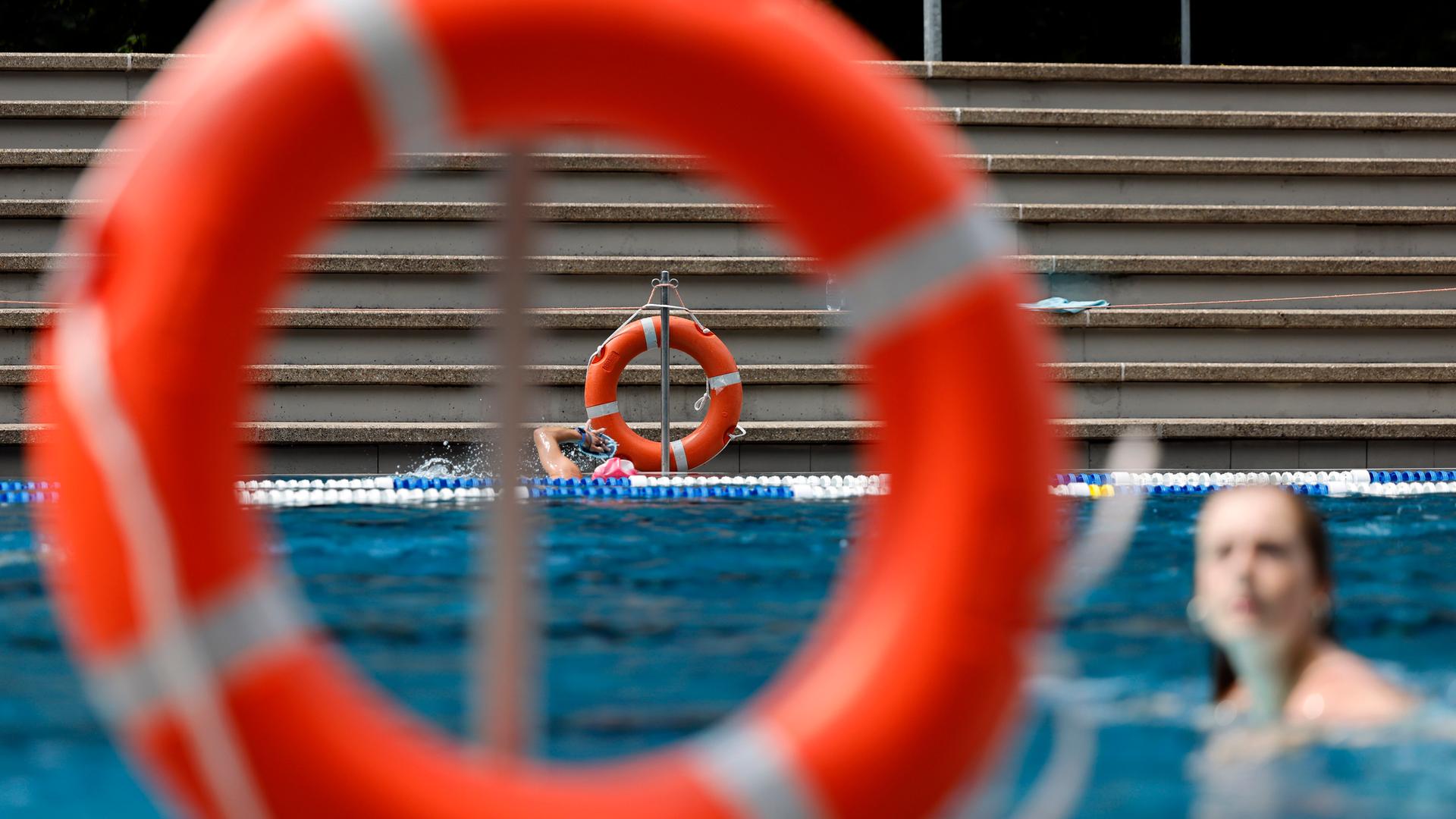 Rettungsringe hängen am Rand eines Schwimmbads. Rettungsringe hängen am Rand eines Schwimmbads.