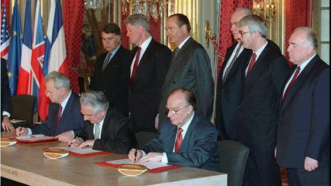 Unterzeichnung des Dayton-Abkommens 1995 durch führende Politiker von Serbien, Kroatien und Bosnien im Beisein mehrerer westlicher Staats- und Regierungschefs, unter ihnen US-Präsident Clinton und Bundeskanzler Kohl.