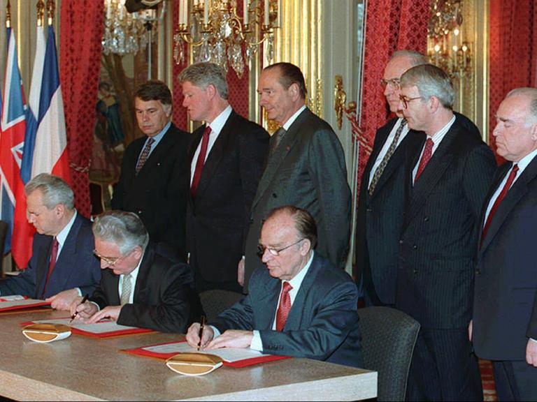 Unterzeichnung des Dayton-Abkommens 1995 durch führende Politiker von Serbien, Kroatien und Bosnien im Beisein mehrerer westlicher Staats- und Regierungschefs, unter ihnen US-Präsident Clinton und Bundeskanzler Kohl.