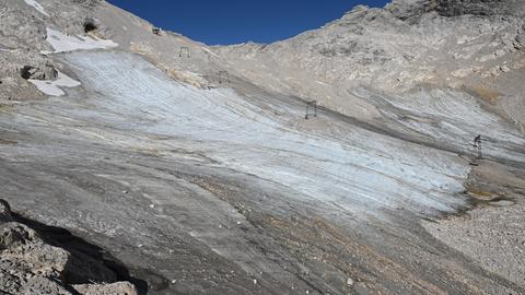 Kaum noch Schnee aber dafür viel Geröll liegt auf dem Nödlichen Schneeferner - Gletscher auf dem Zugspitzplatt.