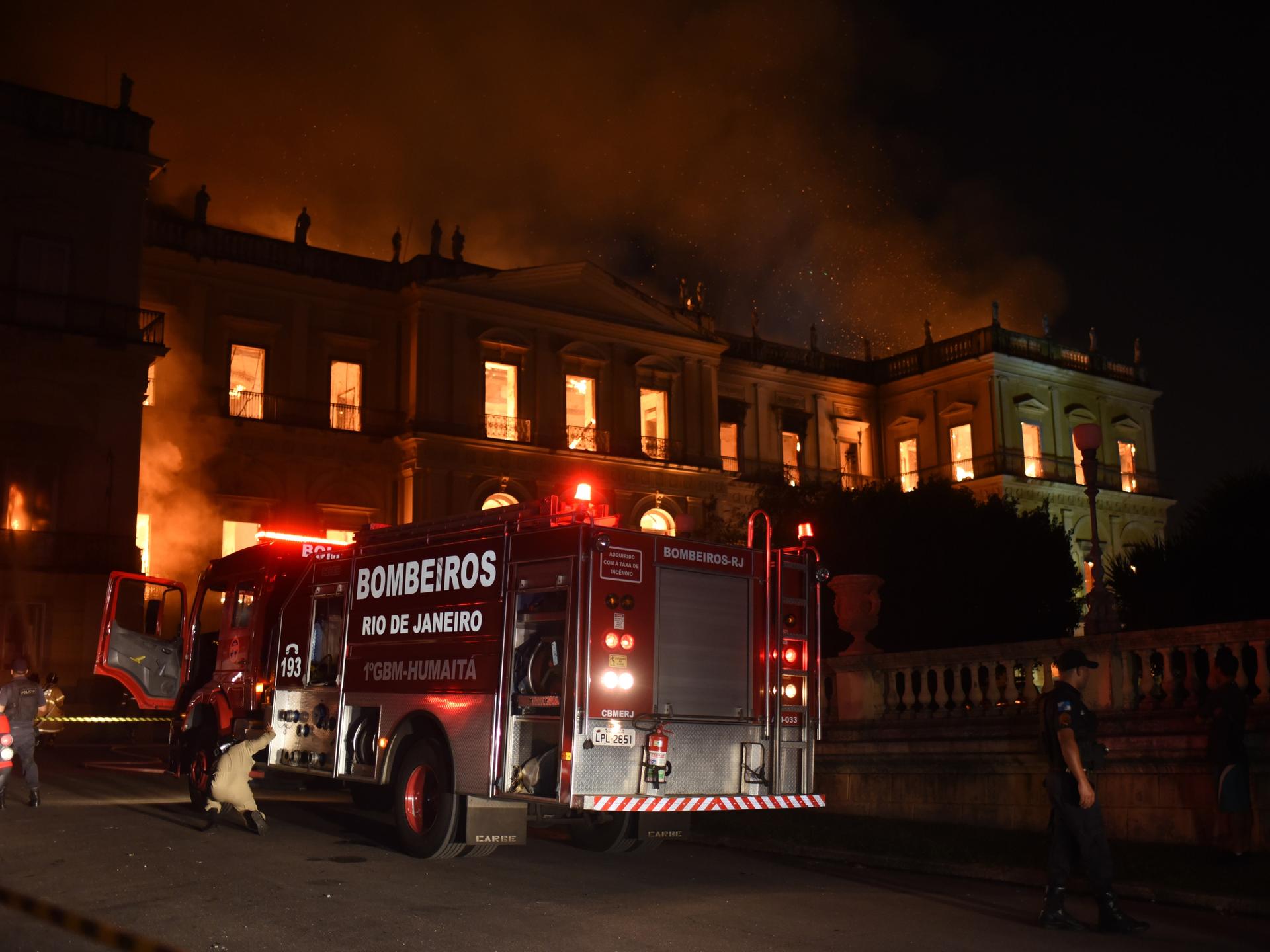 Einsatzkräfte der Feuerwehr sind bei einem Brand im brasilianischen Nationalmuseum im Einsatz.