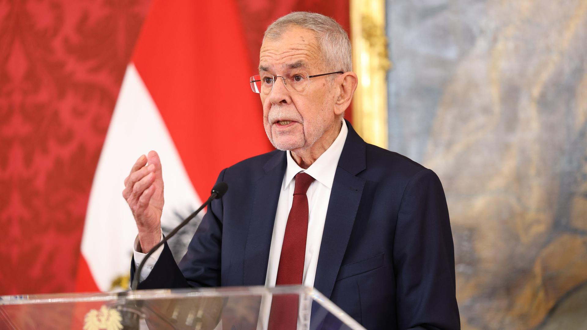 Bundespräsident Alexander Van der Bellen steht am Rednerpult.