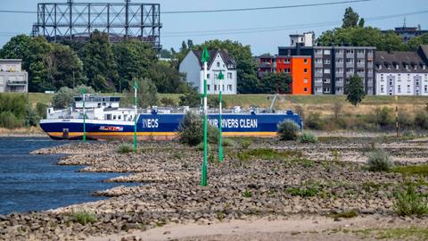 Niedrigwasser im Rhein, es fallen die Ufer trocken, die Schifffahrt kann nur mit verringerter Ladung und Geschwindigkeit fahren.