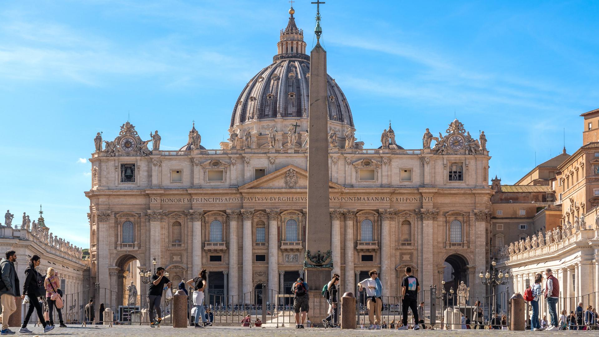 Der Petersdom in der Vatikanstadt Rom Italien mit Touristen