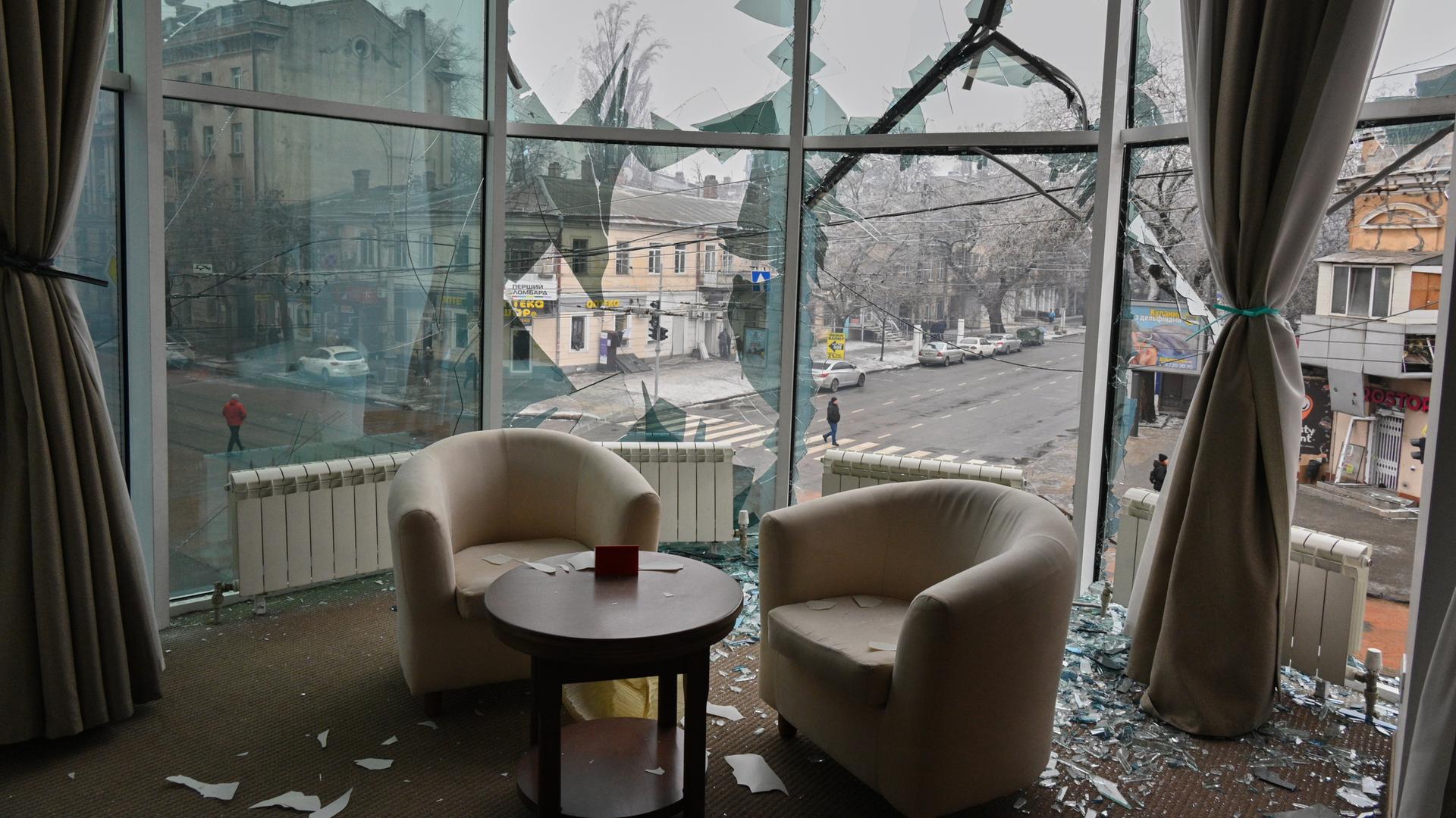In einer Wohnung im Stadtzentrum von Odessa ist nach einem russischen Luftangriff eine Fensterscheibe zerbrochen.