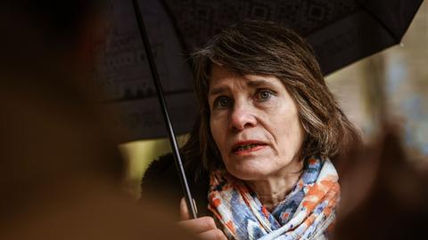 Porträt von Sylvia Wagner, Medizinhistorikerin auf dem Gelände der ehemaligen Klinik Aprath.