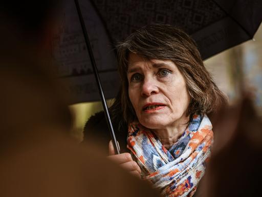 Porträt von Sylvia Wagner, Medizinhistorikerin auf dem Gelände der ehemaligen Klinik Aprath.