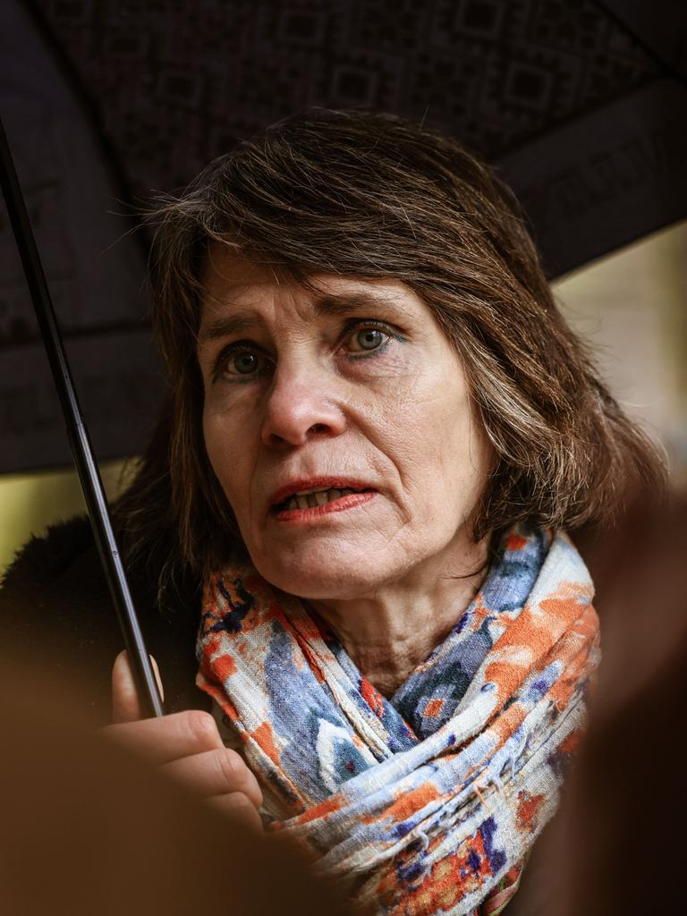 Porträt von Sylvia Wagner, Medizinhistorikerin auf dem Gelände der ehemaligen Klinik Aprath.