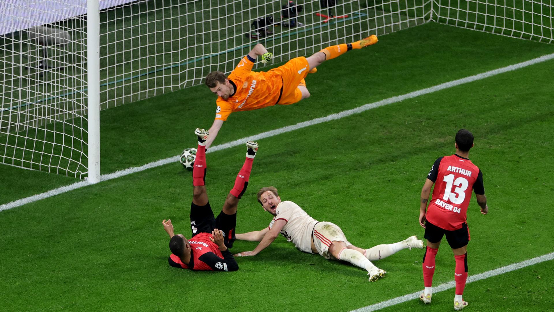 Champions-League: Szene aus dem Achtelfinal-Rückspiel zwischen Bayer Leverkusen und Bayern München; Leverkusens Torhüter Lukas Hradecky pariert den Ball von Münchens Spieler Harry Kane.