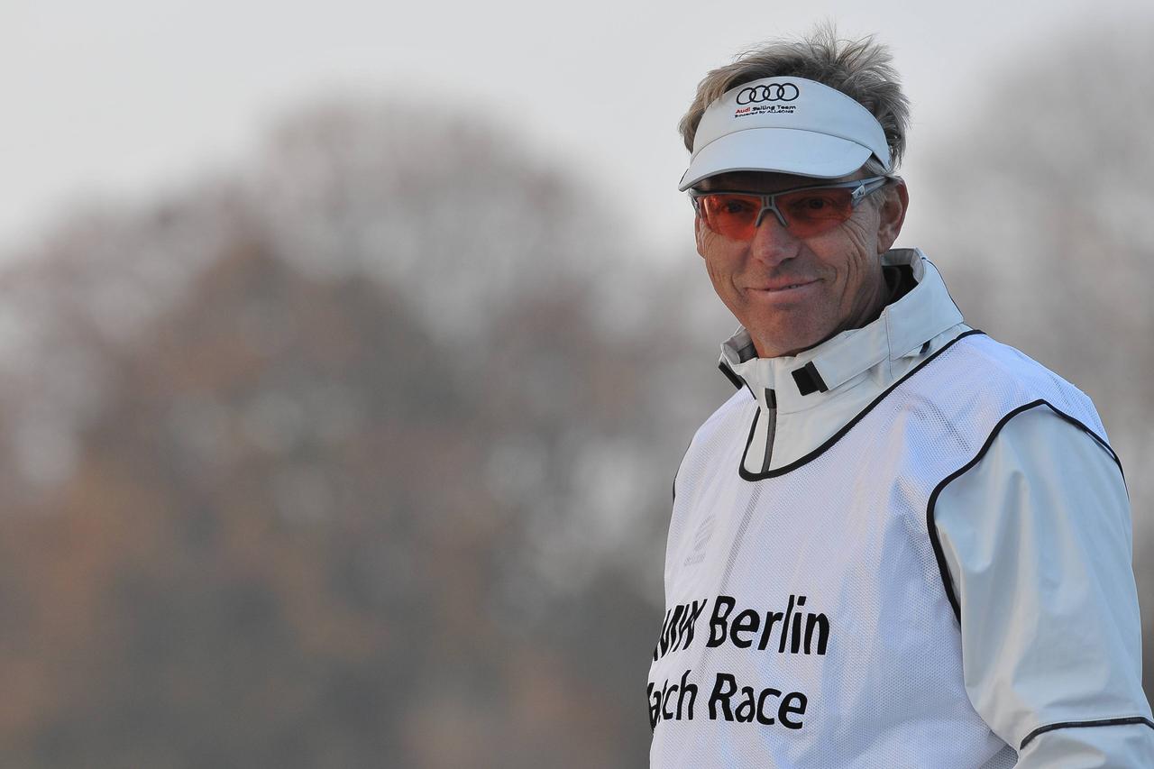 Jochen Schümann in Segler-Kleidung mit Sonnenbrille und Kappe.