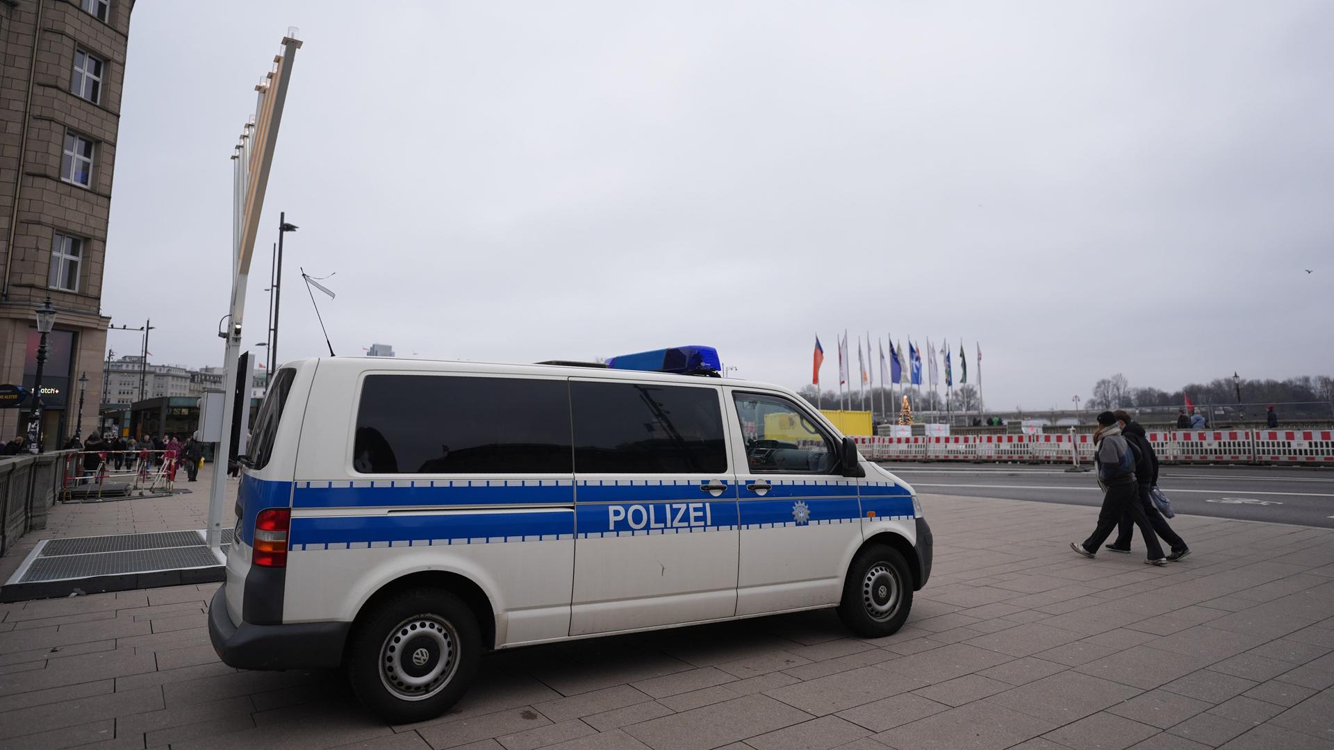 Ein Polizeifahrzeug steht auf der Reesendammbrücke am Jungfernstieg an der Binnenalster. Ein Polizeifahrzeug steht auf der Reesendammbrücke am Jungfernstieg an der Binnenalster.