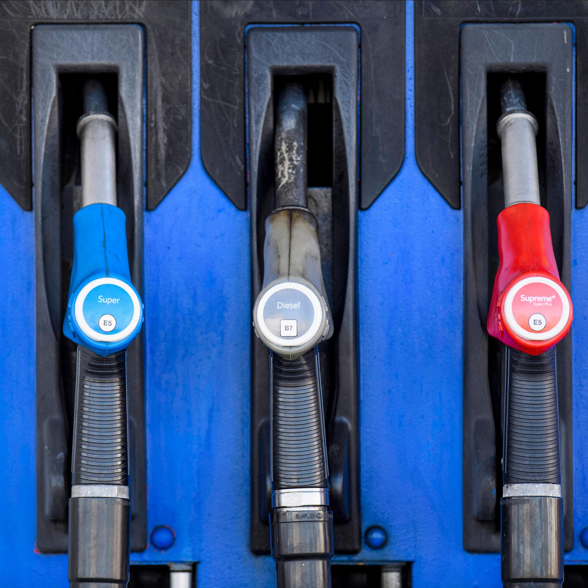 Zapfpistolen für verschiedene Kraftstoffe an einer Tankstelle.