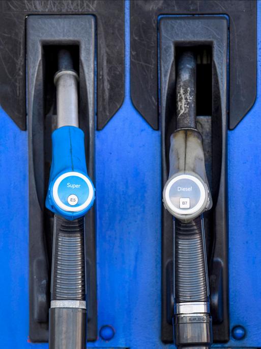 Zapfpistolen für verschiedene Kraftstoffe an einer Tankstelle.