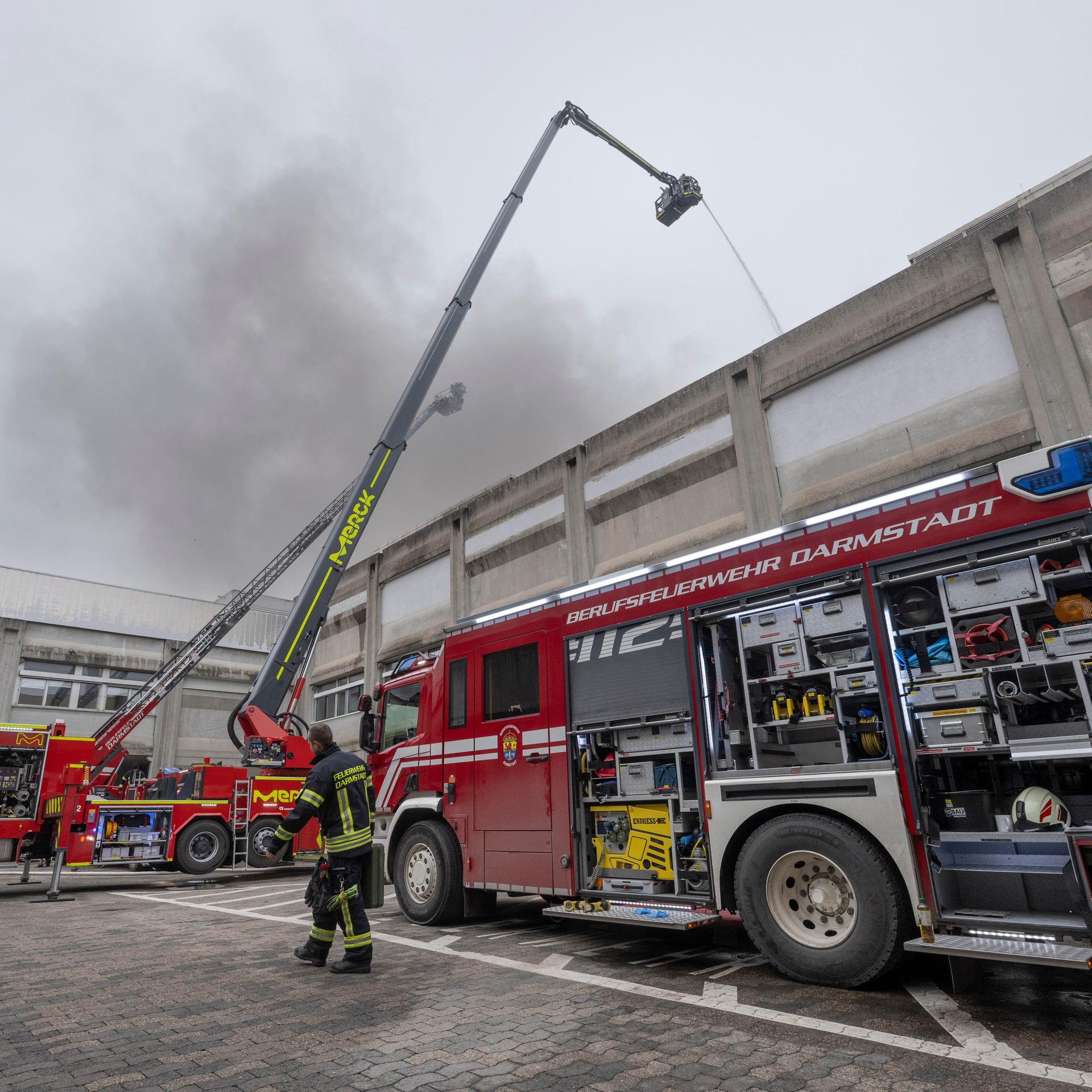 Darmstadt - Nach Feuer in Forschungsgebäude beginnt die Suche nach der Ursache - Auswirkungen auf Milliarden-Projekt noch unklar
