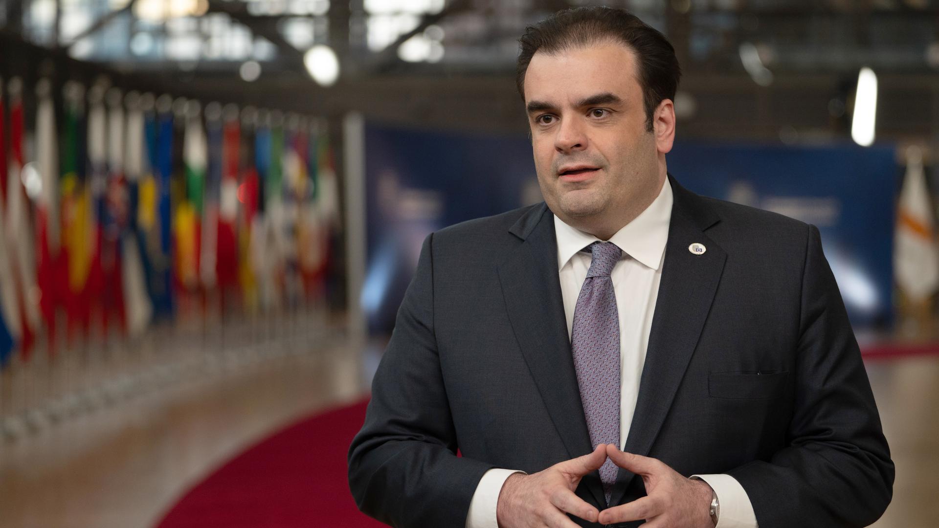 Kyriakos Pierrakakis, Präsident der Euro-Gruppe und griechischer Finanzminister, spricht am Rande des EU-Gipfels mit Vertreterinnen und Vertretern der Presse.