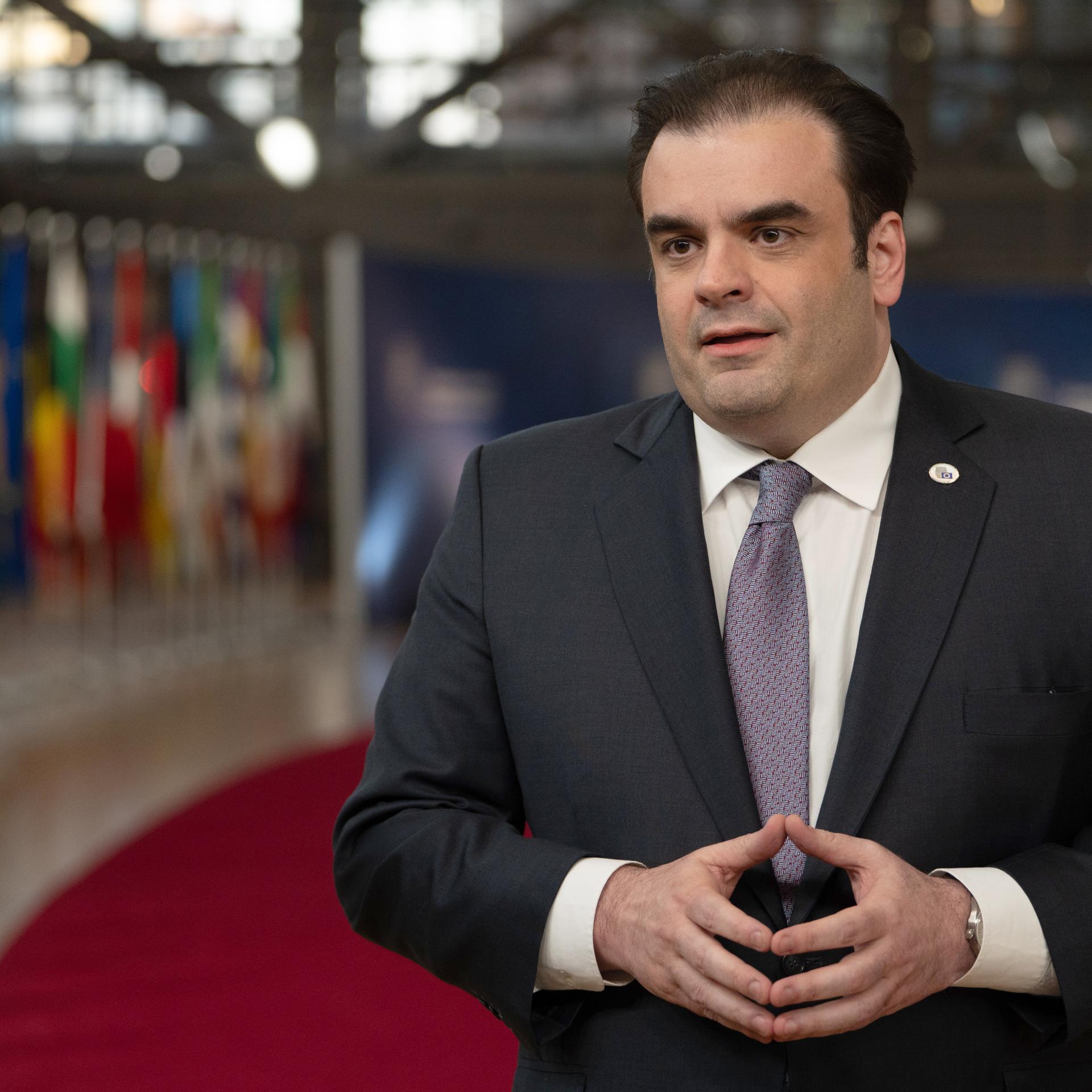 Kyriakos Pierrakakis, Präsident der Euro-Gruppe und griechischer Finanzminister, spricht am Rande des EU-Gipfels mit Vertreterinnen und Vertretern der Presse.