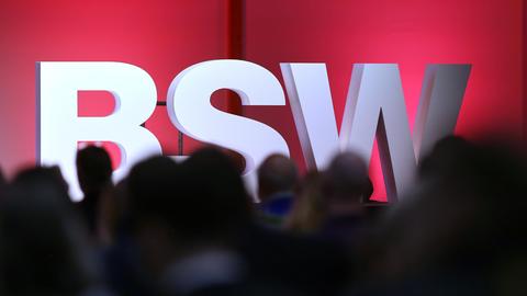 Aufsteller im einem Logo der Partei "Bündnis Sahra Wagenknecht" BSW
