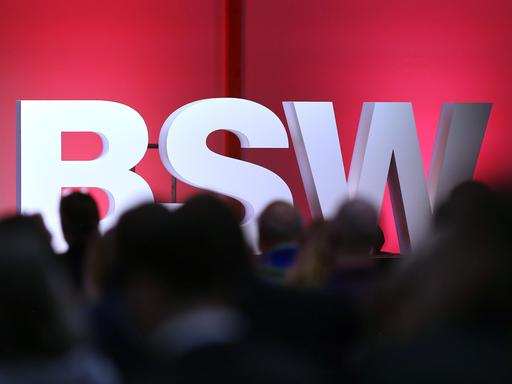 Aufsteller im einem Logo der Partei "Bündnis Sahra Wagenknecht" BSW