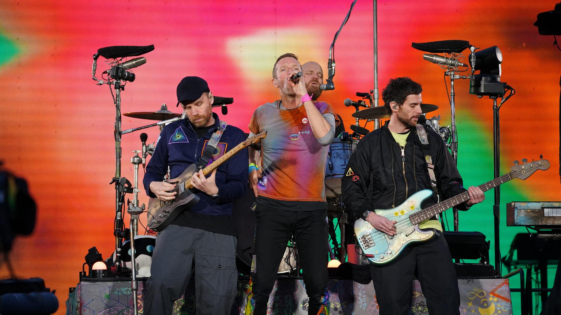 Coldplay während eines Konzerts im Manchester Ethiad Stadium, einer Station iherer Music Of The Spheres World Tour. Coldplay während eines Konzerts im Manchester Ethiad Stadium, einer Station iherer Music Of The Spheres World Tour.