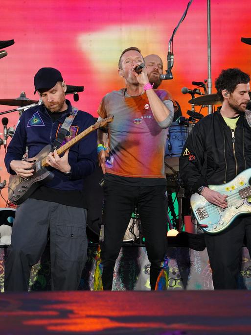 Coldplay während eines Konzerts im Manchester Ethiad Stadium, einer Station iherer Music Of The Spheres World Tour. 