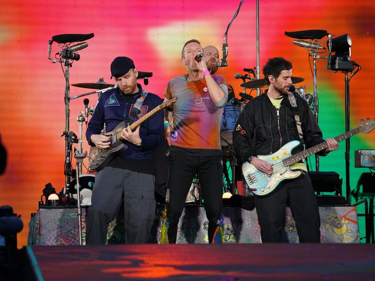Coldplay während eines Konzerts im Manchester Ethiad Stadium, einer Station iherer Music Of The Spheres World Tour. 
