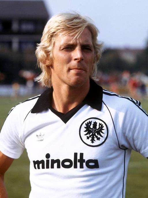 Norbert Nachtweih steht 1980 im Eintracht Frankfurt Trikot auf dem Fußballplatz.