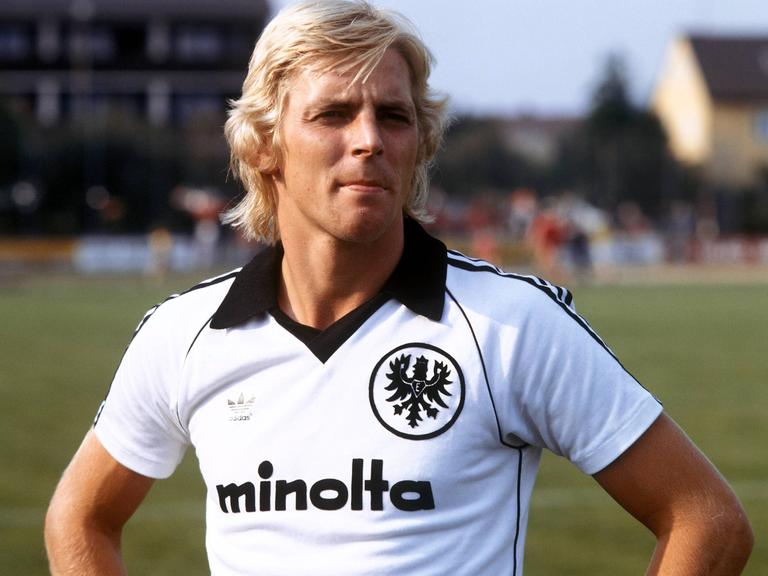 Norbert Nachtweih steht 1980 im Eintracht Frankfurt Trikot auf dem Fußballplatz.