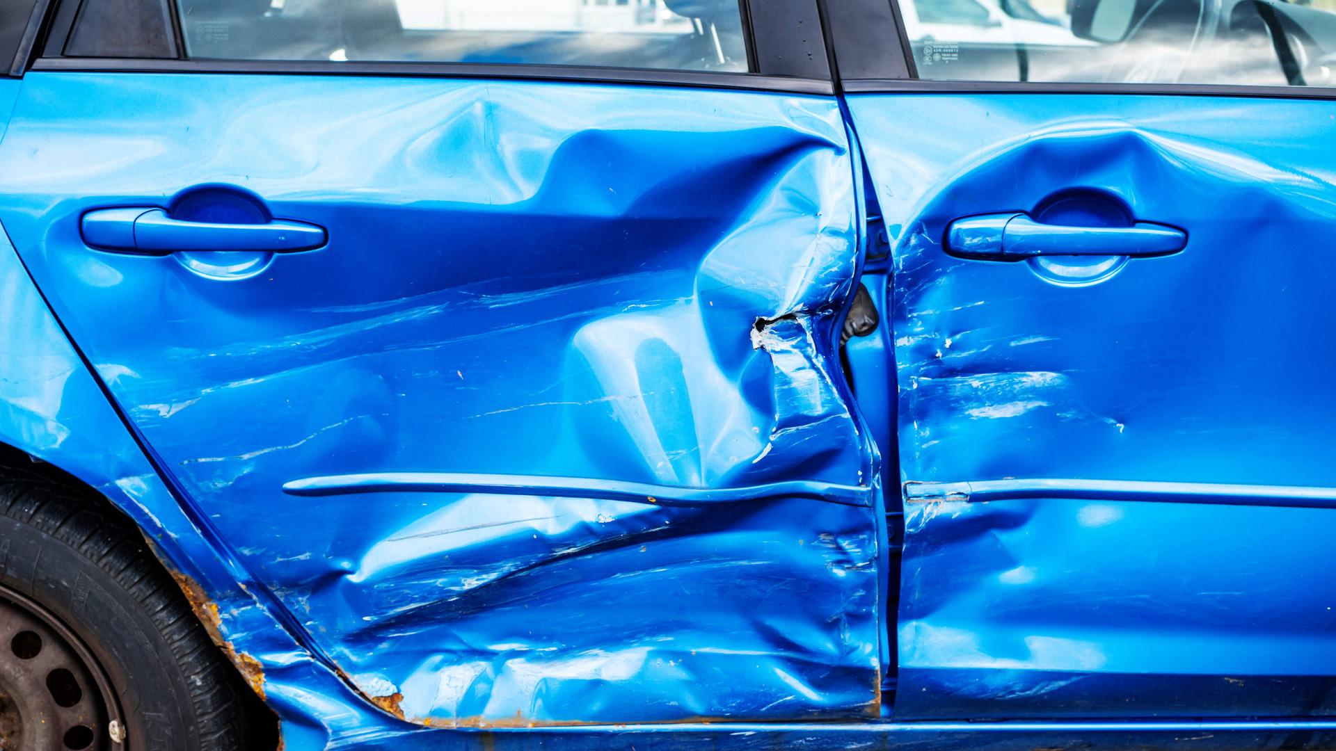 Blechschaden an Auto nach Unfall. Schaden für Autoversicherung. Blechschaden an Auto nach Unfall. Schaden für Autoversicherung.