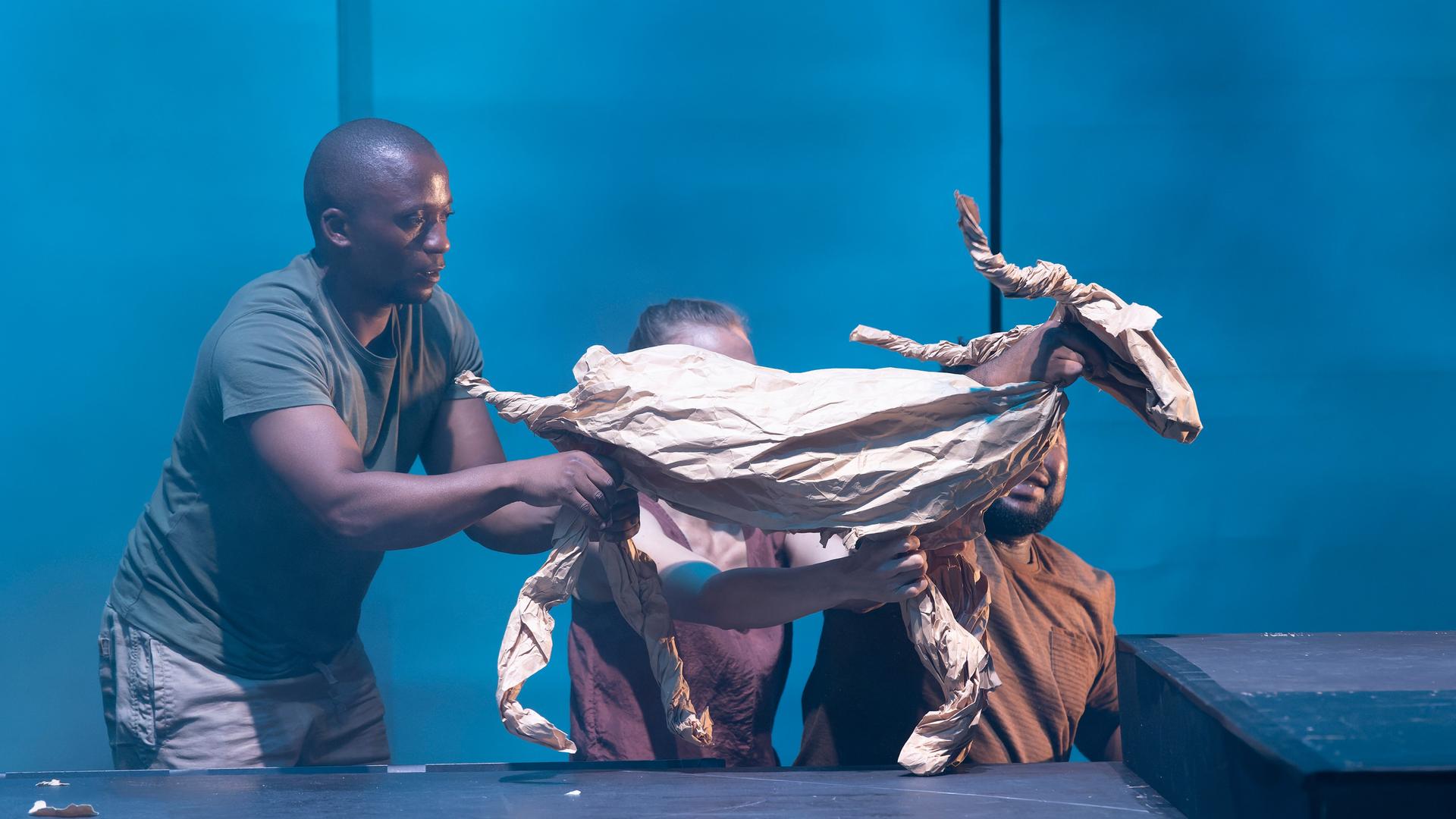 Szene aus dem Stück »Iskhalo somlambo / Der Ruf des Wassers« mit Luyanda Nogodlwana und Franziska Rattay. Szene aus dem Stück »Iskhalo somlambo / Der Ruf des Wassers« mit Luyanda Nogodlwana und Franziska Rattay.