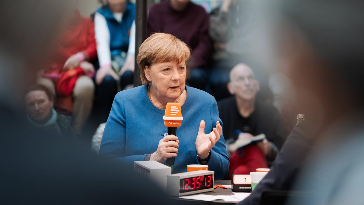 In der Sendung "Studio 9" spricht Angela Merkel live im Humboldt Forum Berlin.