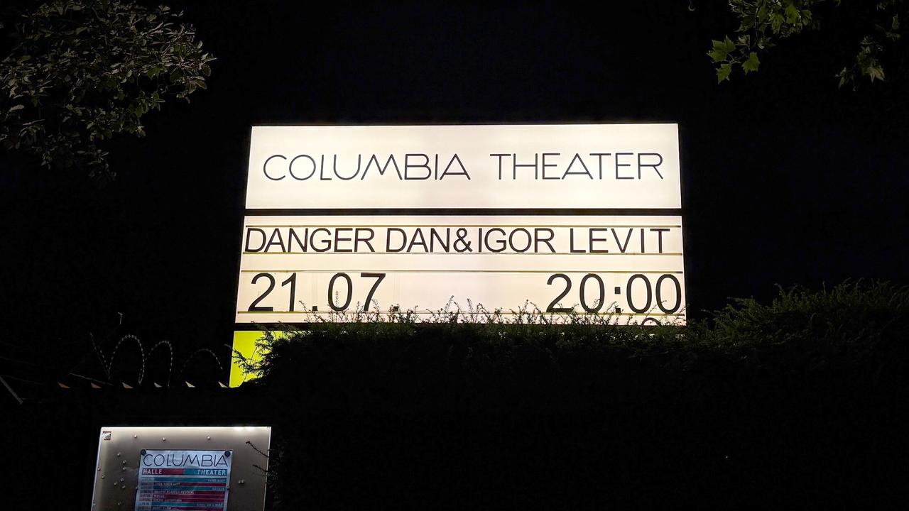 Ein Schild am Comlumbia Theater weist auf ein Konzert der Musiker Danger Dan und Igor Levit hin.