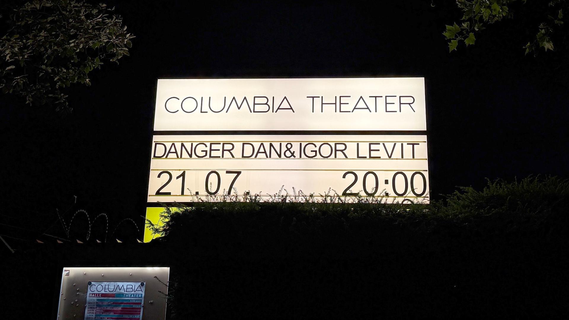 Ein Schild am Comlumbia Theater weist auf ein Konzert der Musiker Danger Dan und Igor Levit hin. Ein Schild am Comlumbia Theater weist auf ein Konzert der Musiker Danger Dan und Igor Levit hin.