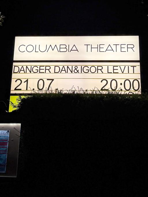 Ein Schild am Comlumbia Theater weist auf ein Konzert der Musiker Danger Dan und Igor Levit hin.
