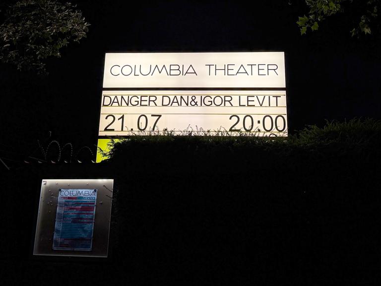 Ein Schild am Comlumbia Theater weist auf ein Konzert der Musiker Danger Dan und Igor Levit hin.