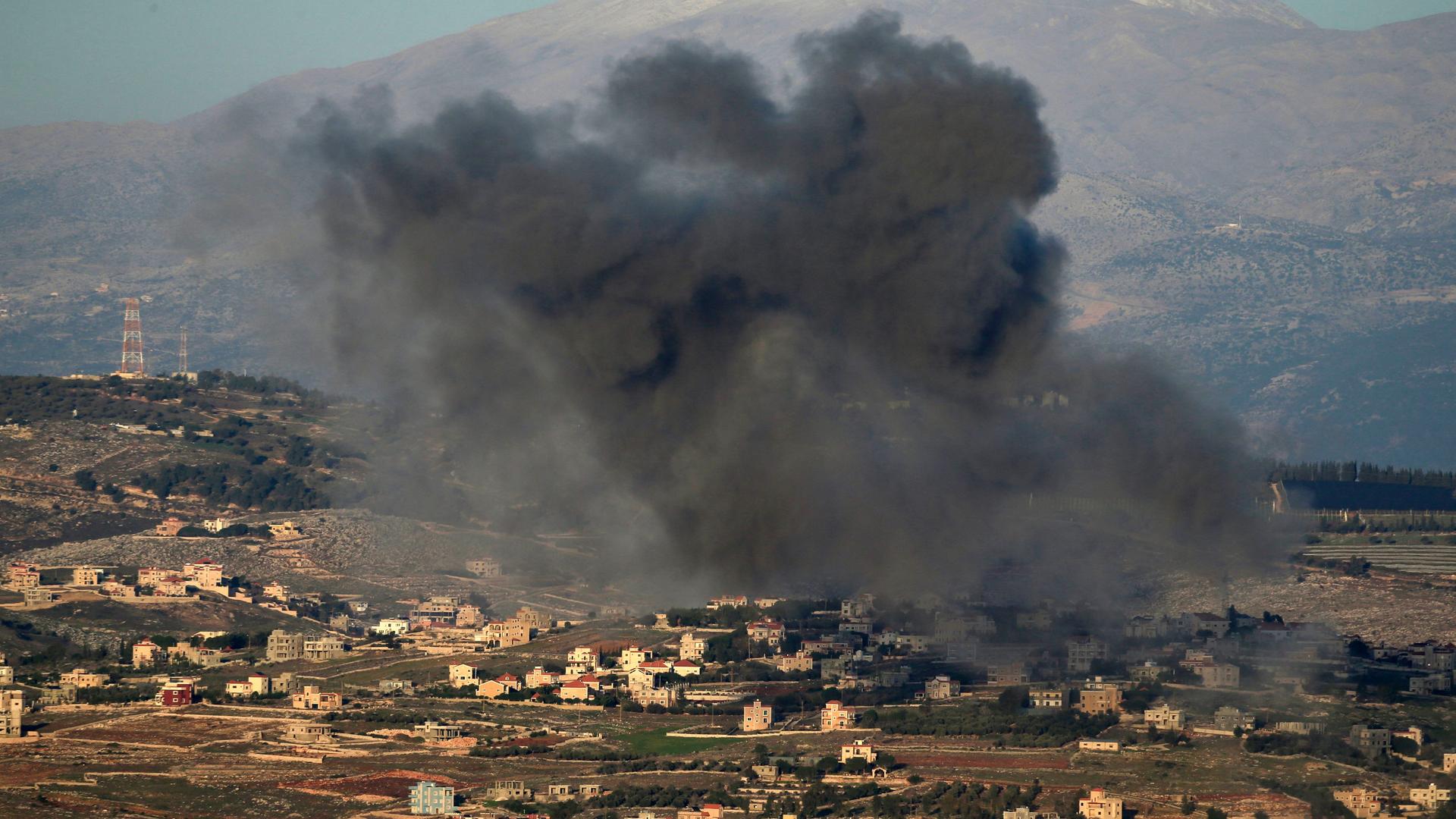 Libanon, Meiss El-Jabbal: Rauch steigt über einem Dorf nach einem israelischen Angriff auf.