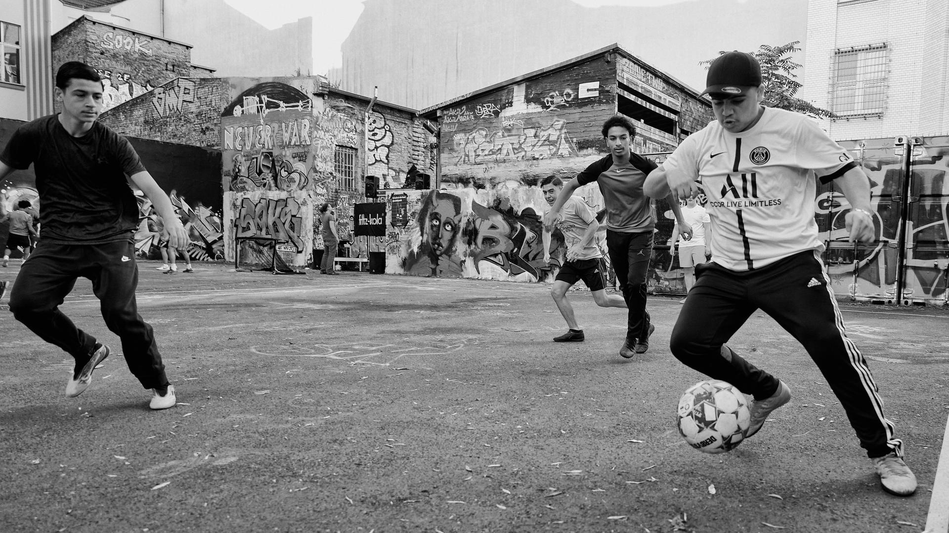 Junge Kicker beim "Street Football Club" in Berlin 