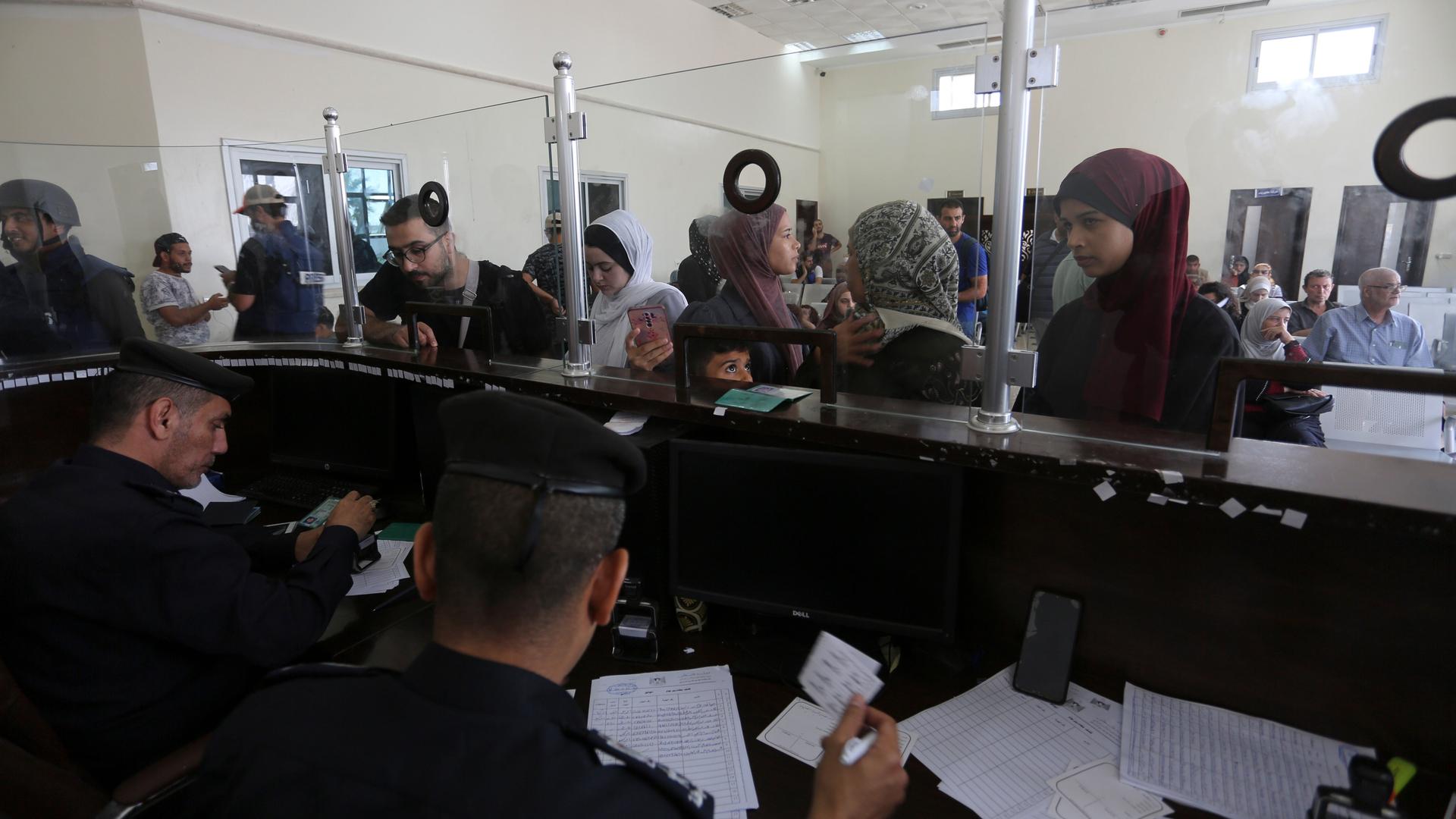 Ausländer und Palästinenser mit zwei Pässen bei der Registrierung für die Ausreise nach Ägypten am Grenzübergang in Rafah