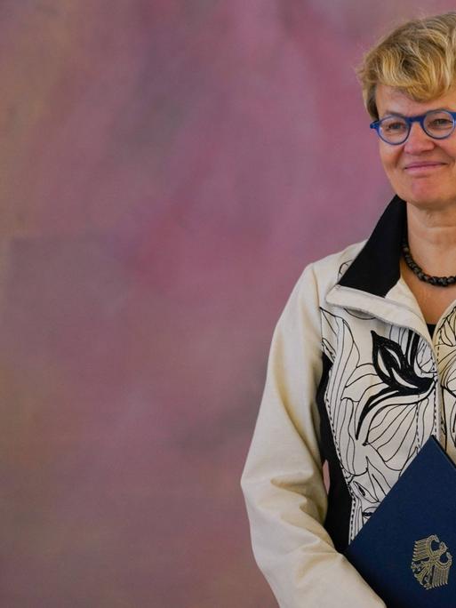 Susanne Baer erhält ihre Entlassungsurkunde als Bundesverfassungsrichterin in Schloss Bellevue.
