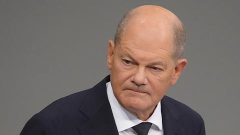 Bundeskanzler Olaf Scholz (SPD) schaut ernst in die Kamera