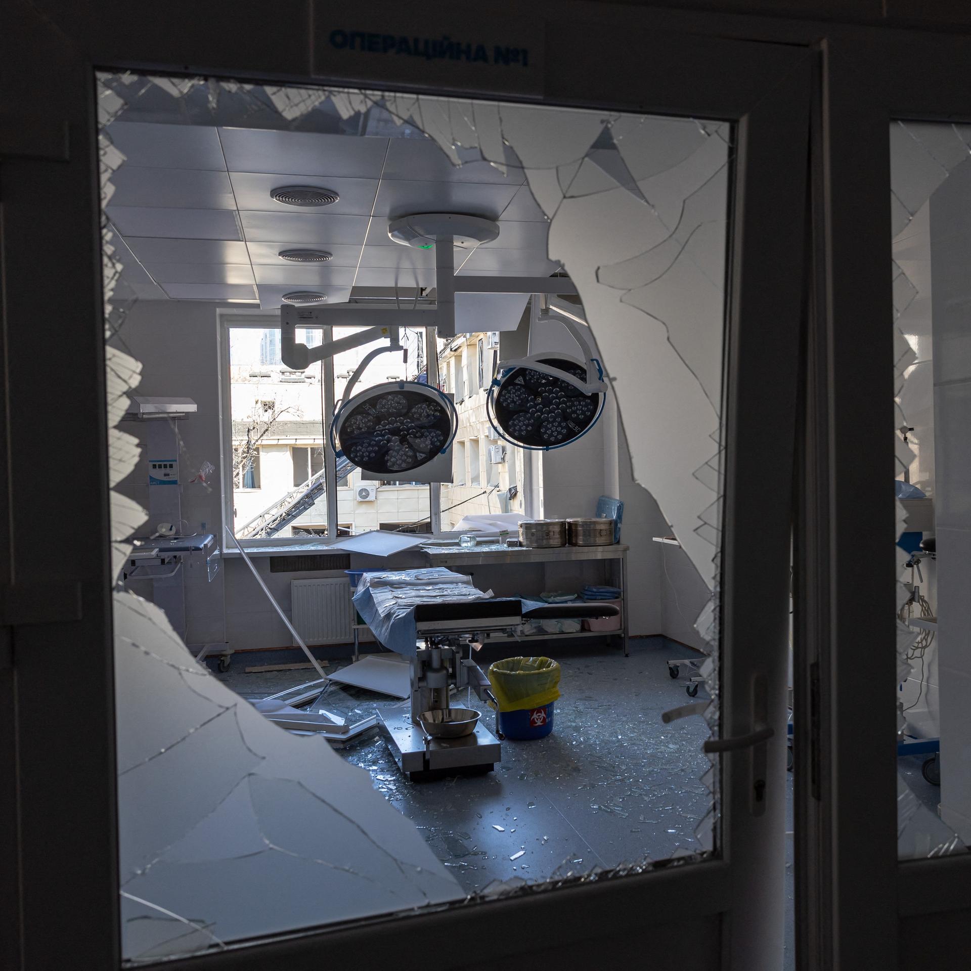 Ein Krankenhaus-Zimmer mit beschädigten Scheiben und Trümmerteilen.
