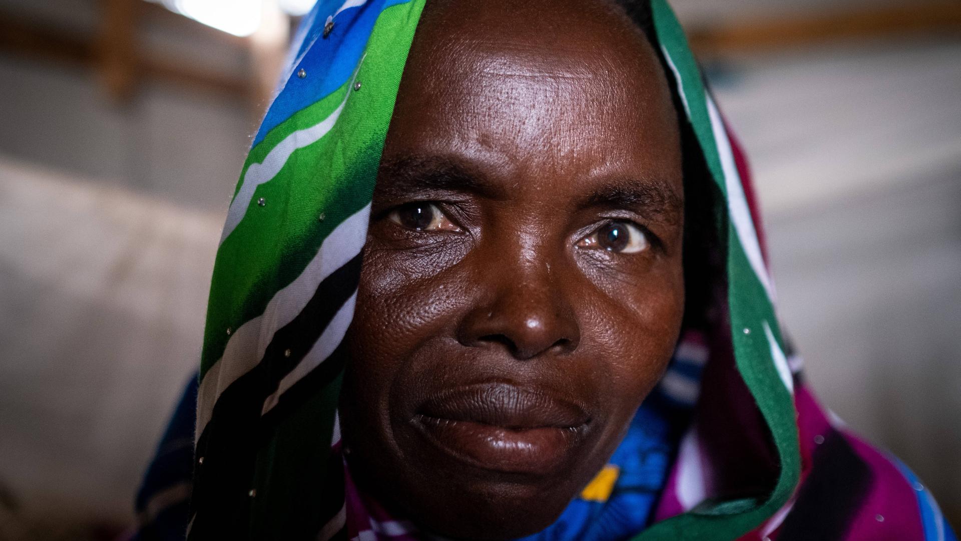 Geflüchtete Frau mit einer Behinderung aus dem Sudan in einem Flüchtlingslager im Tschad am 30. August 2024.