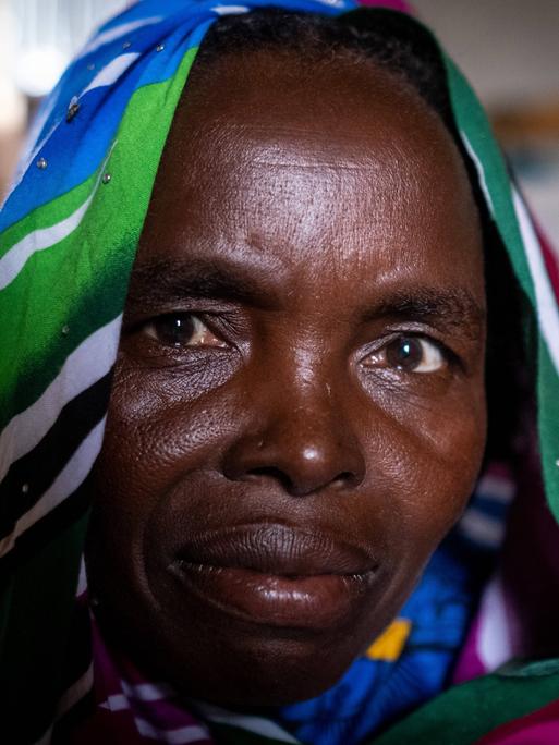 Geflüchtete Frau mit einer Behinderung aus dem Sudan in einem Flüchtlingslager im Tschad am 30. August 2024.