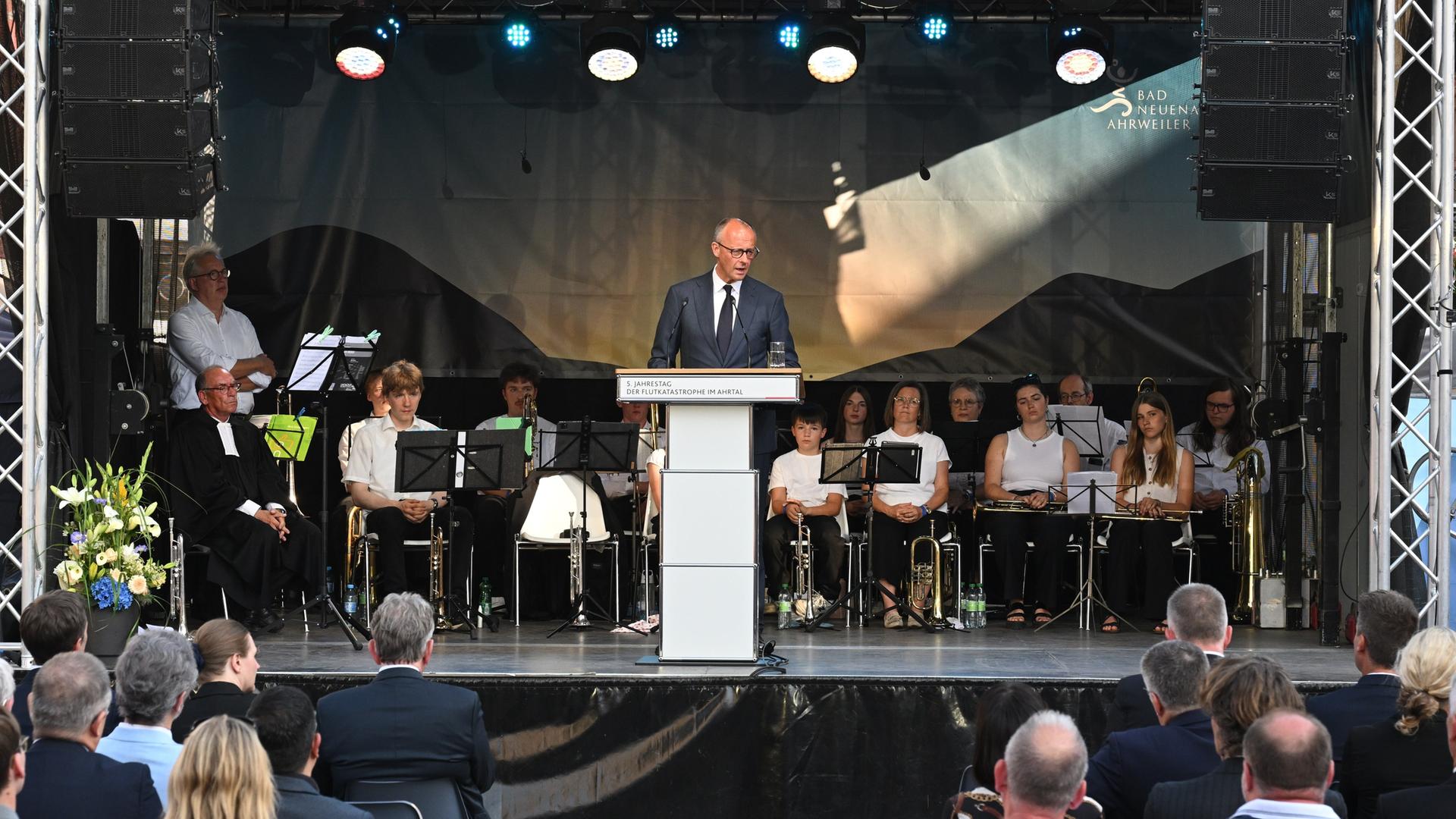Bad Neuenahr-Ahrweiler: Bundeskanzler Friedrich Merz (CDU) spricht bei der zentralen Gedenkveranstaltung zum fünften Jahrestag der Flutkatastrophe im Ahrtal auf dem Marktplatz. Bad Neuenahr-Ahrweiler: Bundeskanzler Friedrich Merz (CDU) spricht bei der zentralen Gedenkveranstaltung zum fünften Jahrestag der Flutkatastrophe im Ahrtal auf dem Marktplatz.