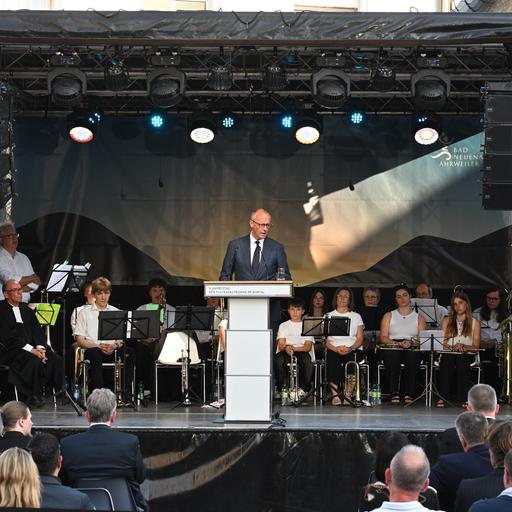 Bad Neuenahr-Ahrweiler: Bundeskanzler Friedrich Merz (CDU) spricht bei der zentralen Gedenkveranstaltung zum fünften Jahrestag der Flutkatastrophe im Ahrtal auf dem Marktplatz.