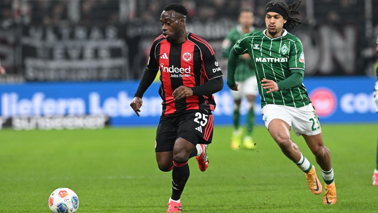 Isaac Schmidt (rechts, Werder Bremen) und Arnaud Kalimuendo-Muinga (Eintracht Frankfurt)
