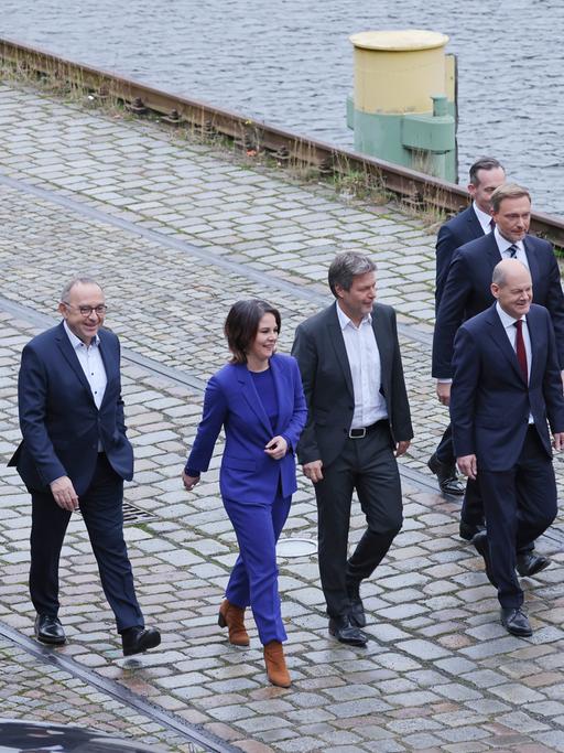 Die neue Ampelkoalition als Gruppe bei einem Pressetermin am Hafen in Berlin.