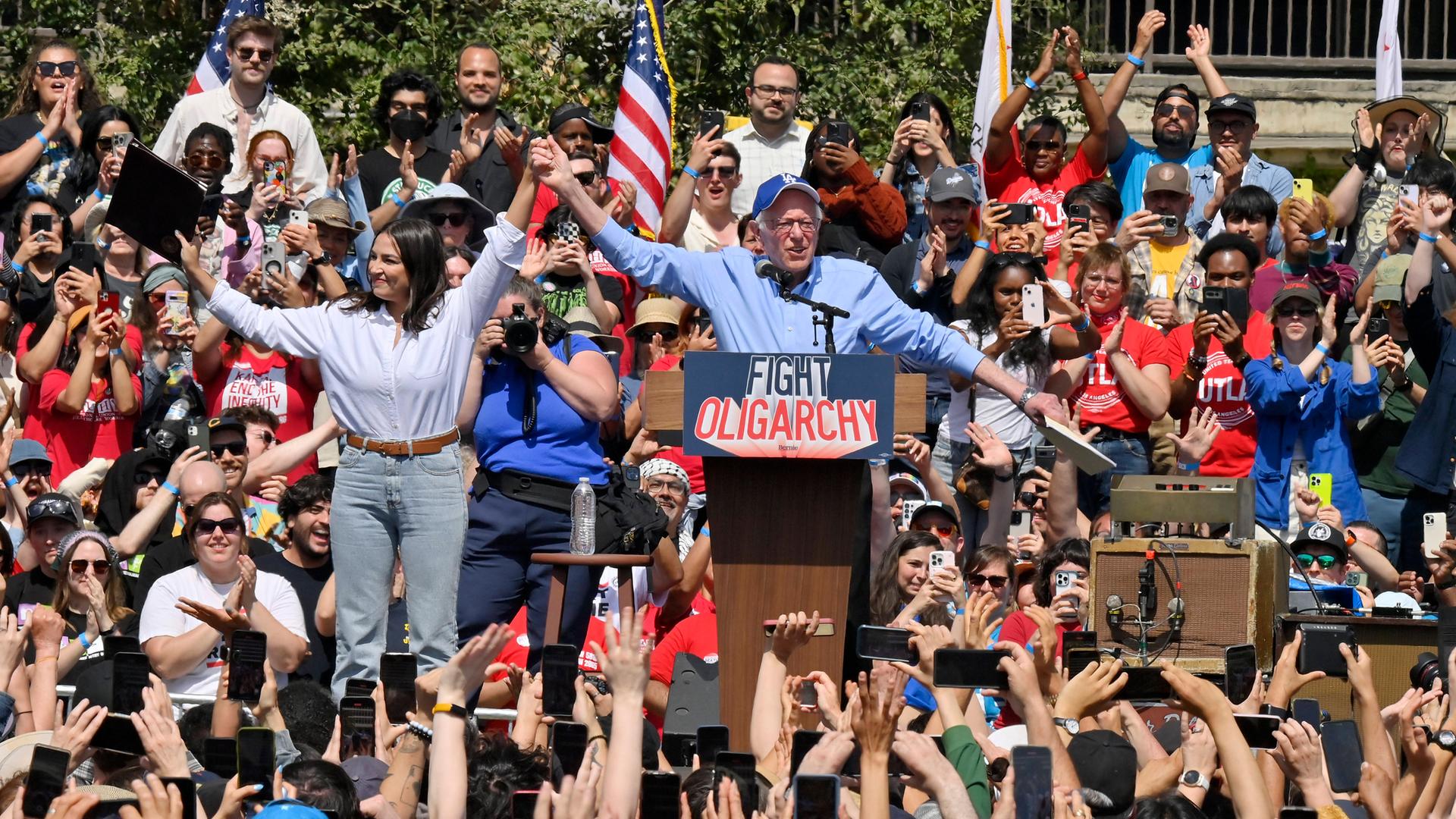 Senator Bernie Sanders und die Abgeordnete Alexandria Ocasio-Cortez sprechen auf einer Bühne in Los Angeles Senator Bernie Sanders und die Abgeordnete Alexandria Ocasio-Cortez sprechen auf einer Bühne in Los Angeles