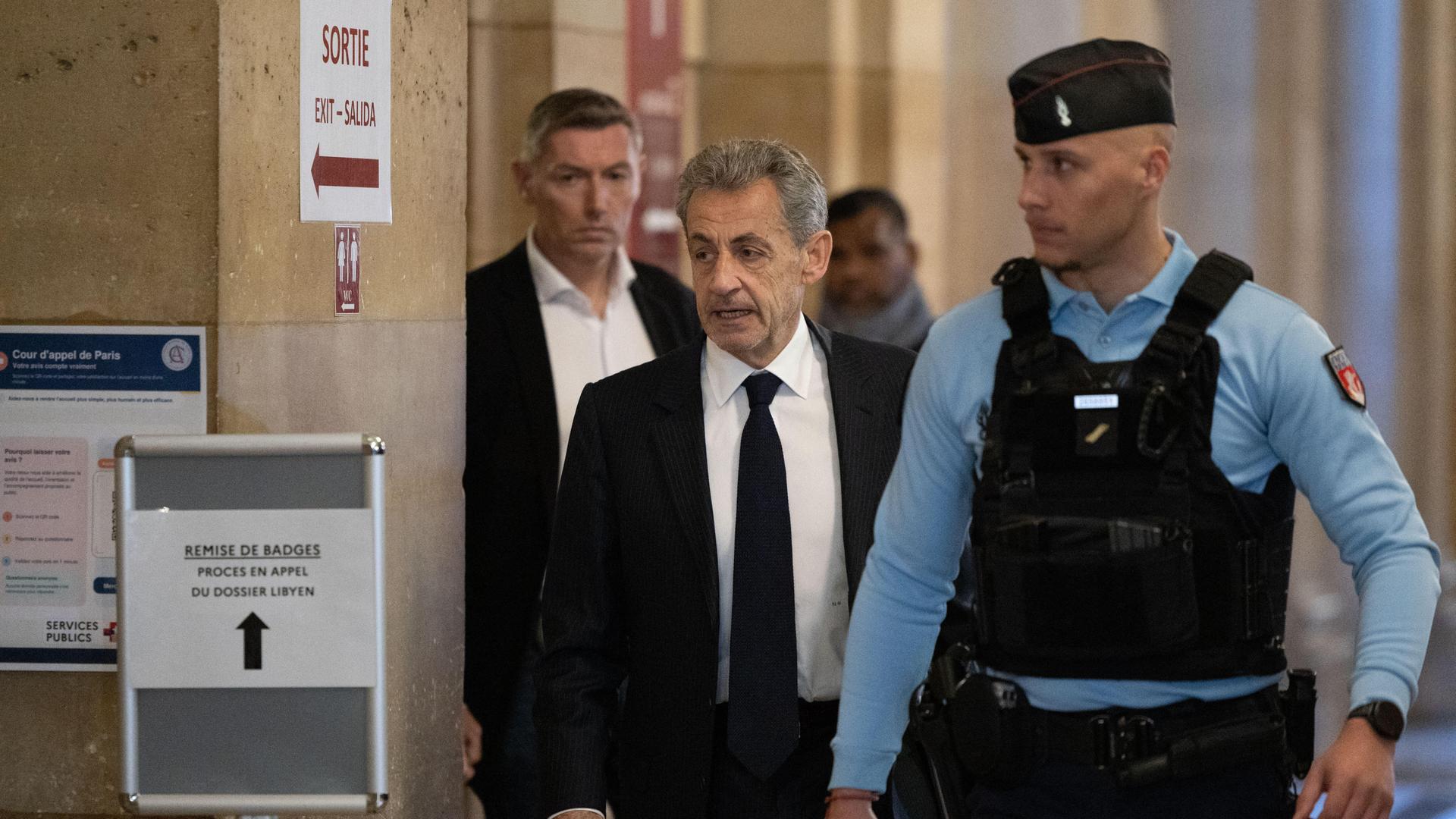 Der ehemalige französische Präsident Nicolas Sarkozy trifft zu seinem Berufungsverfahren im Palais de Justice in Paris ein. Der ehemalige französische Präsident Nicolas Sarkozy trifft zu seinem Berufungsverfahren im Palais de Justice in Paris ein.