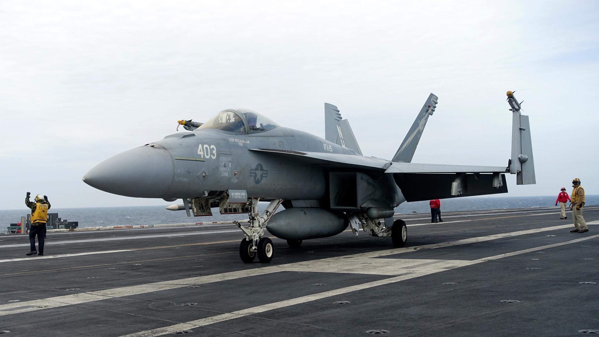 Ostchinesisches Meer: Eine F-18E parkt auf dem Flugdeck des Flugzeugträgers USS Theodore Roosevelt während einer dreitägigen gemeinsamen Marineübung der USA, Japans und Südkoreas im Ostchinesischen Meer.